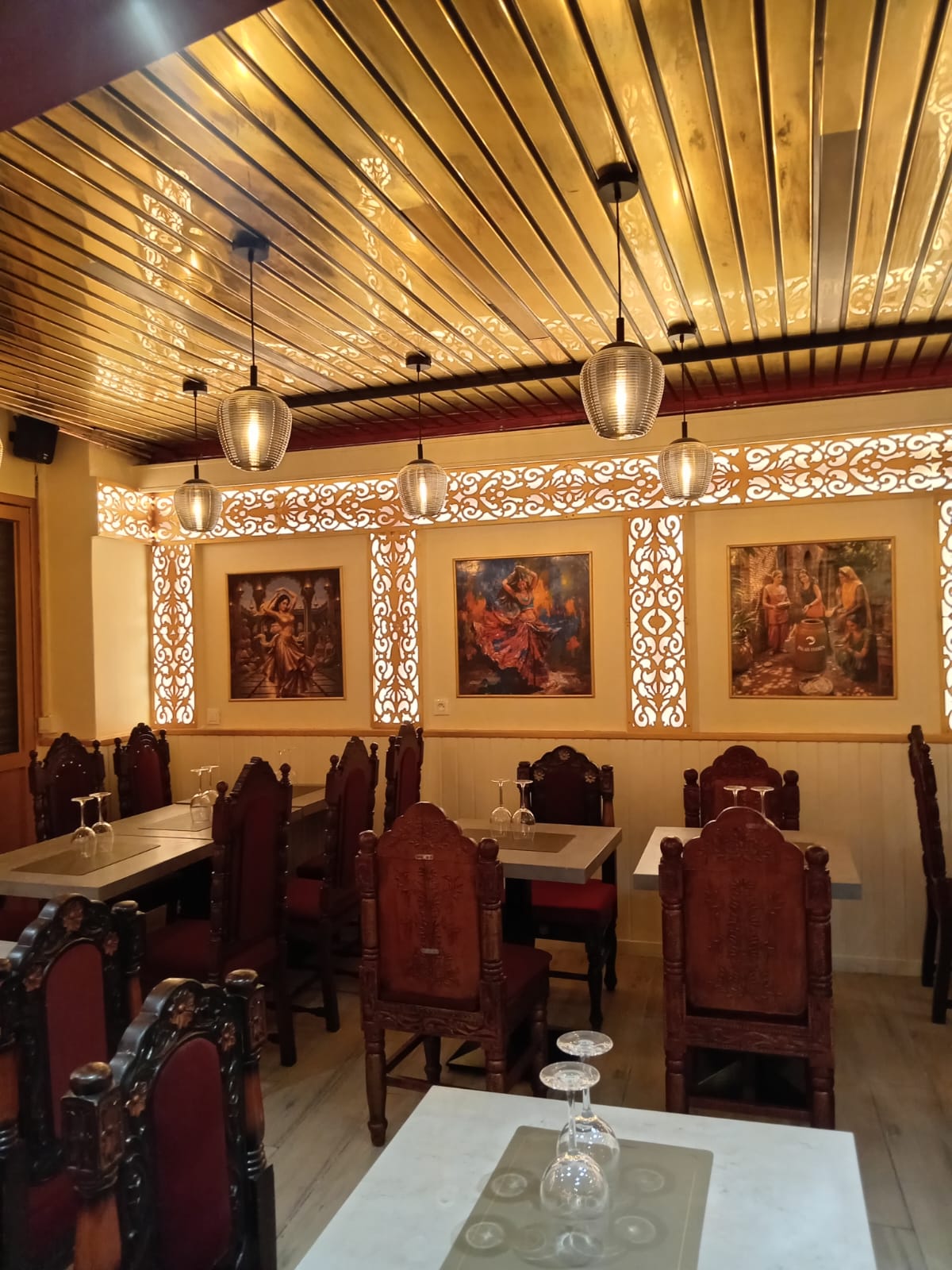 Salle intérieure du restaurant Le Palais Indien, décoration indienne dorée