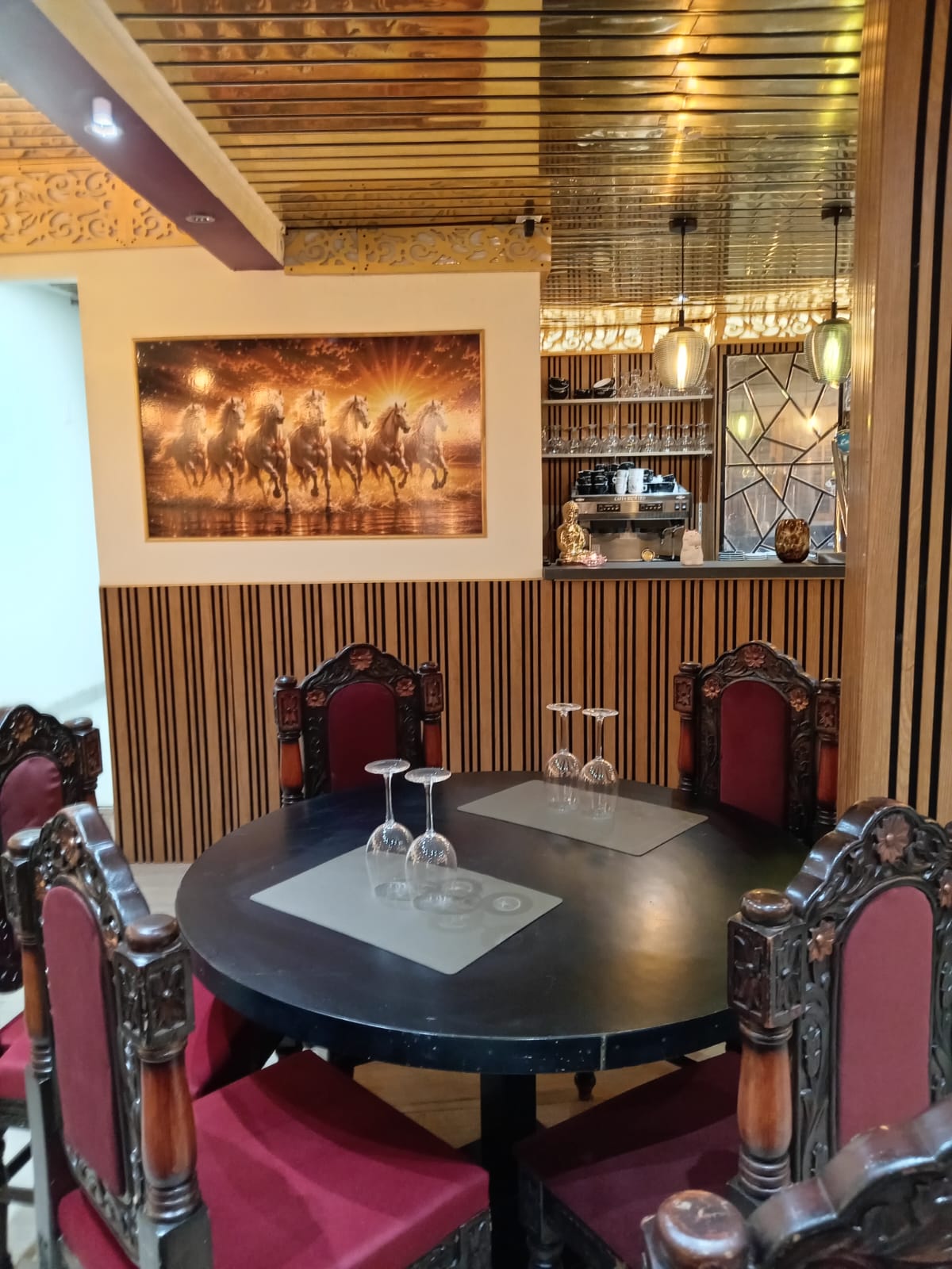 Coin repas avec tableau des sept chevaux et bar
