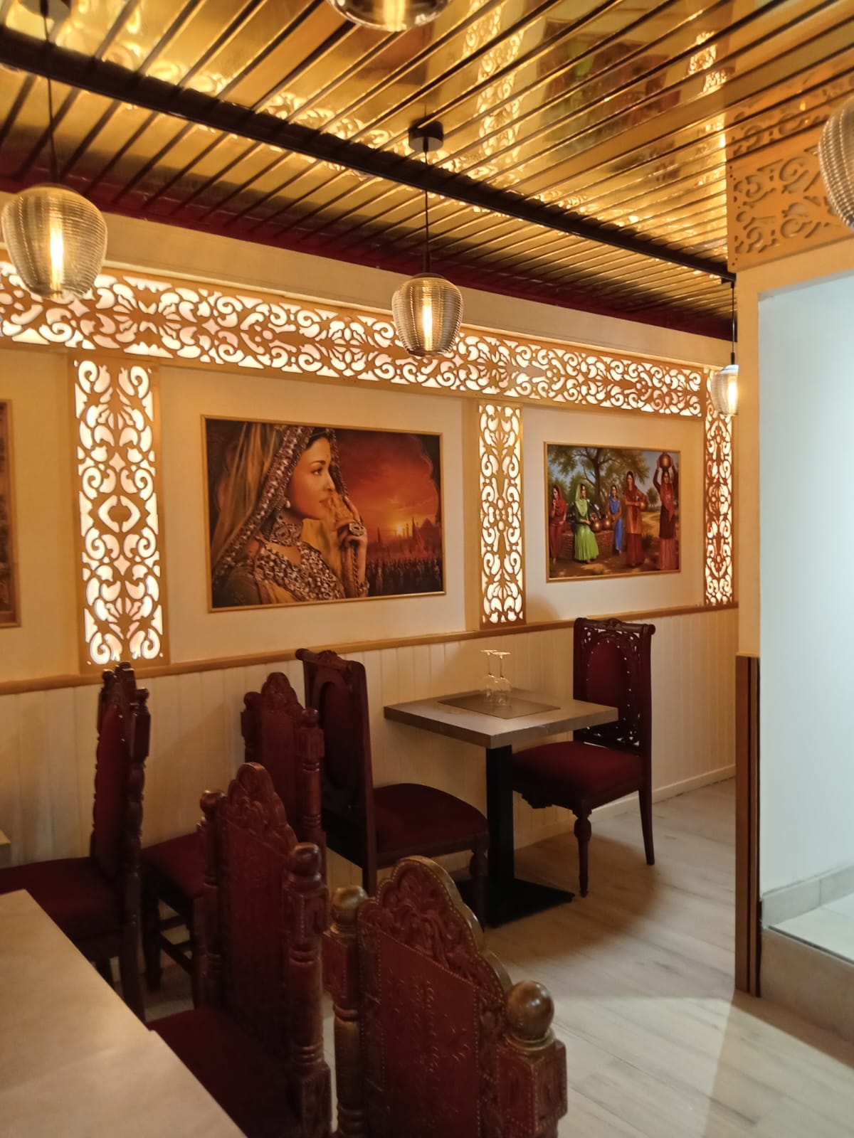 Table intime avec décoration murale indienne