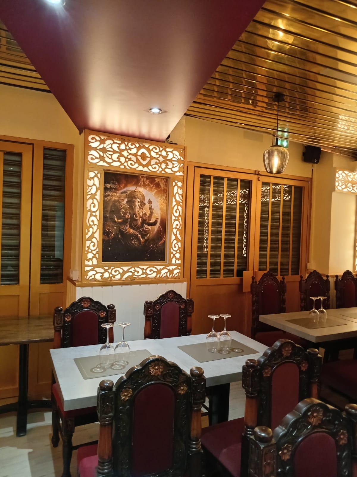 Salle avec fresque de Ganesh et éclairage doré