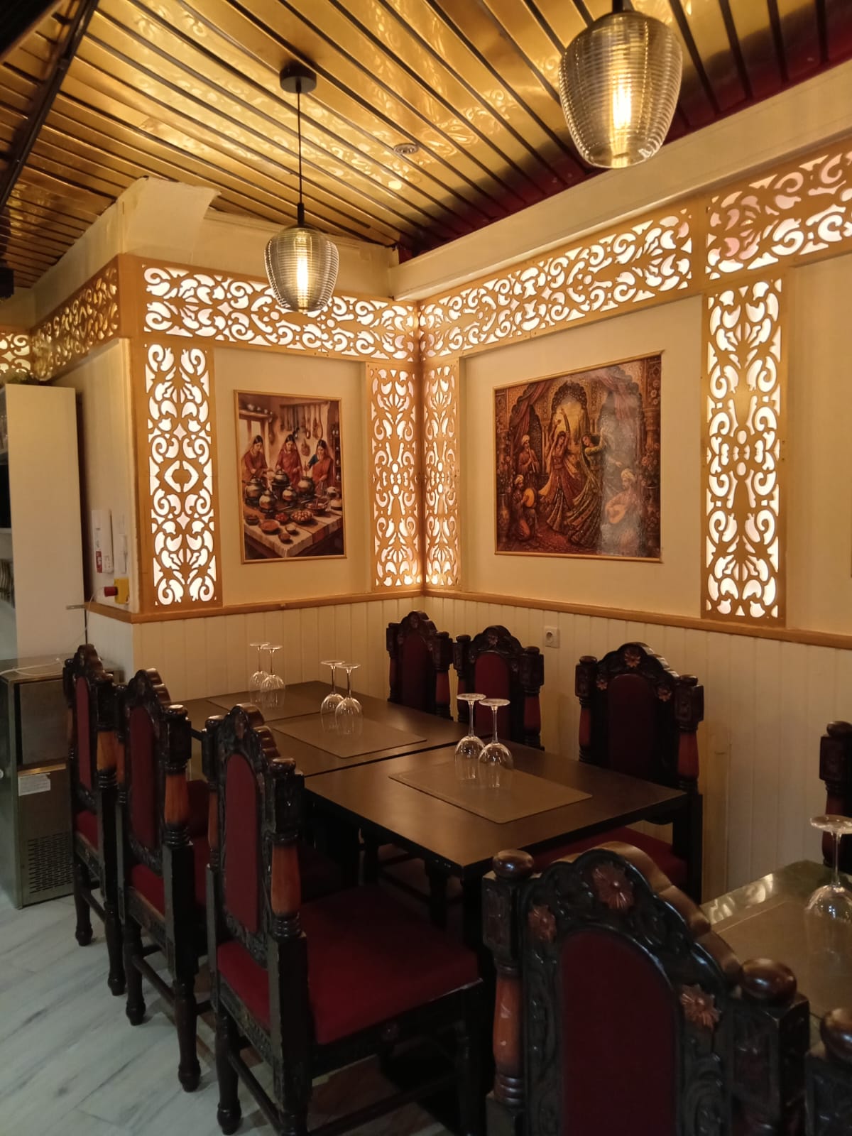Grande table conviviale et boiseries dorées